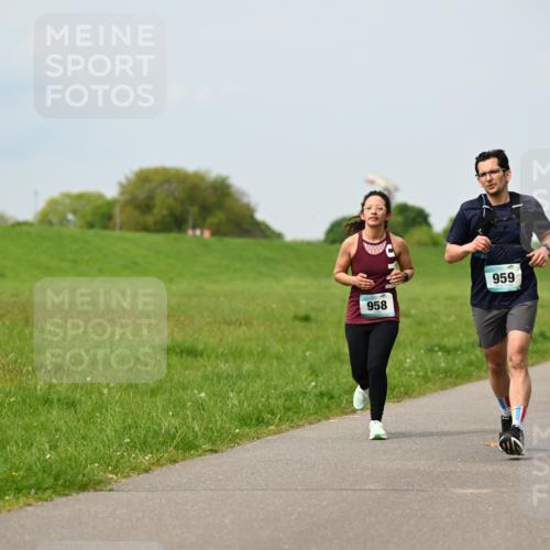 10.05.2026 - 8. Wedeler Halbmarathon Dr. Thomas Lammeyer http://msf.ph/oto/9705967 10.05.2026 11:56:41 Laufen 958, 959 meine-sportfotos.de