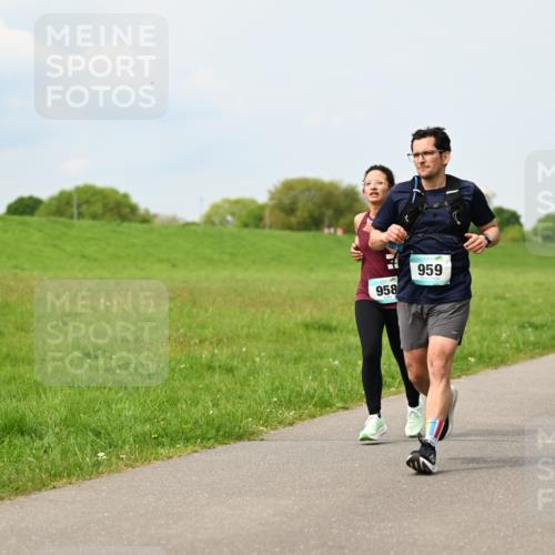 10.05.2026 - 8. Wedeler Halbmarathon Dr. Thomas Lammeyer http://msf.ph/oto/9705973 10.05.2026 11:56:43 Laufen 958, 959 meine-sportfotos.de