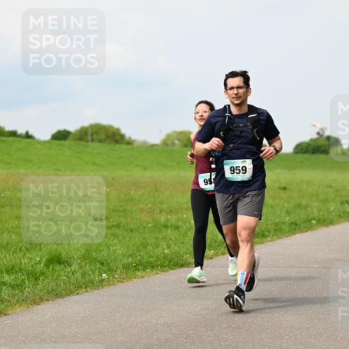 10.05.2026 - 8. Wedeler Halbmarathon Dr. Thomas Lammeyer http://msf.ph/oto/9705977 10.05.2026 11:56:43 Laufen 958, 959 meine-sportfotos.de