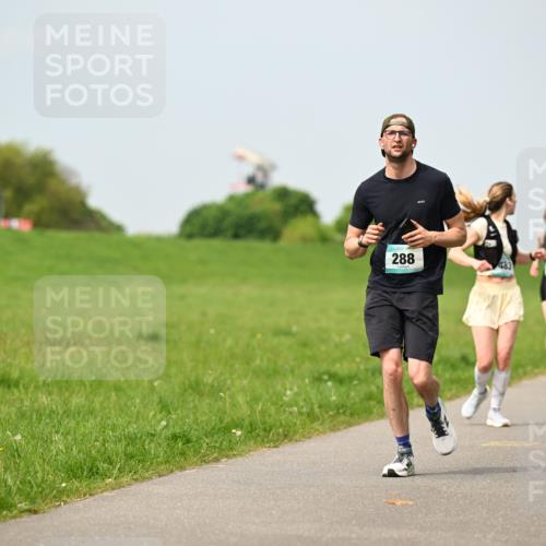 10.05.2026 - 8. Wedeler Halbmarathon Dr. Thomas Lammeyer http://msf.ph/oto/9706128 10.05.2026 11:57:30 Laufen 288 meine-sportfotos.de
