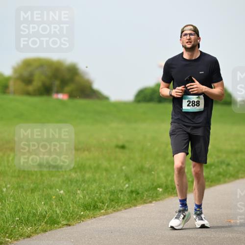 10.05.2026 - 8. Wedeler Halbmarathon Dr. Thomas Lammeyer http://msf.ph/oto/9706146 10.05.2026 11:57:31 Laufen 288 meine-sportfotos.de