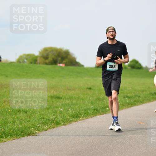 10.05.2026 - 8. Wedeler Halbmarathon Dr. Thomas Lammeyer http://msf.ph/oto/9706158 10.05.2026 11:57:31 Laufen 288, 483 meine-sportfotos.de