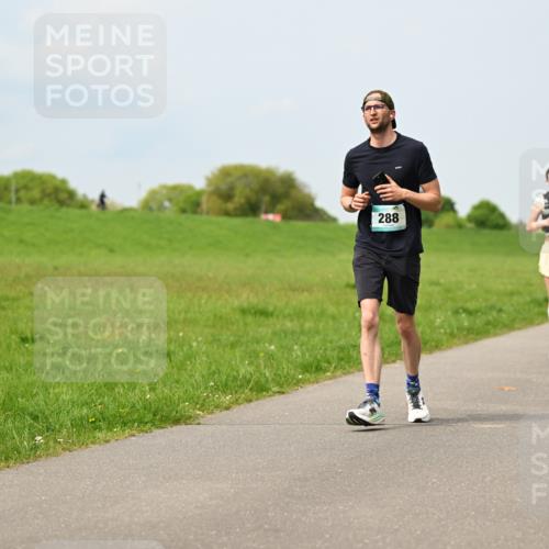 10.05.2026 - 8. Wedeler Halbmarathon Dr. Thomas Lammeyer http://msf.ph/oto/9706163 10.05.2026 11:57:32 Laufen 288 meine-sportfotos.de