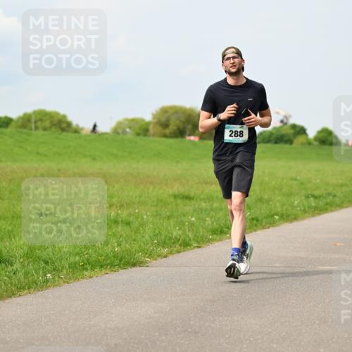 10.05.2026 - 8. Wedeler Halbmarathon Dr. Thomas Lammeyer http://msf.ph/oto/9706172 10.05.2026 11:57:32 Laufen 288 meine-sportfotos.de