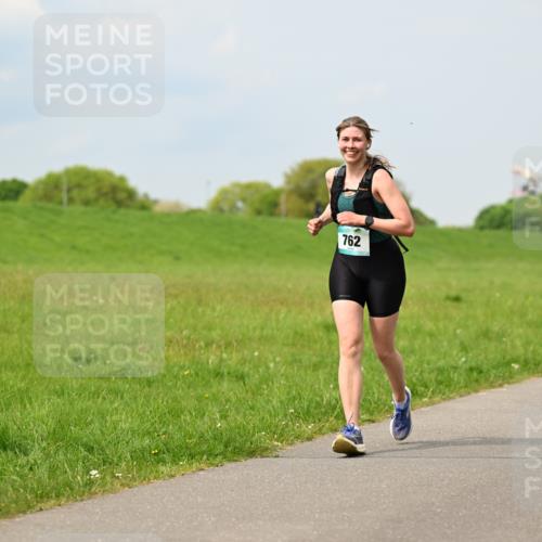 10.05.2026 - 8. Wedeler Halbmarathon Dr. Thomas Lammeyer http://msf.ph/oto/9706243 10.05.2026 11:57:39 Laufen 762 meine-sportfotos.de