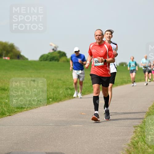 10.05.2026 - 8. Wedeler Halbmarathon Dr. Thomas Lammeyer http://msf.ph/oto/9706301 10.05.2026 11:57:43 Laufen 220 meine-sportfotos.de