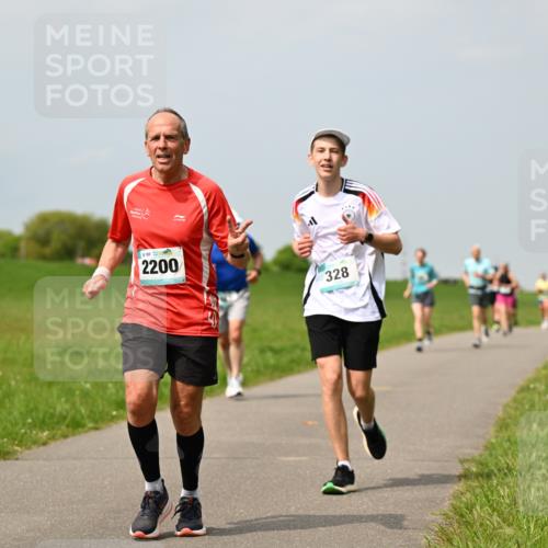 10.05.2026 - 8. Wedeler Halbmarathon Dr. Thomas Lammeyer http://msf.ph/oto/9706330 10.05.2026 11:57:45 Laufen 100, 2200, 328 meine-sportfotos.de