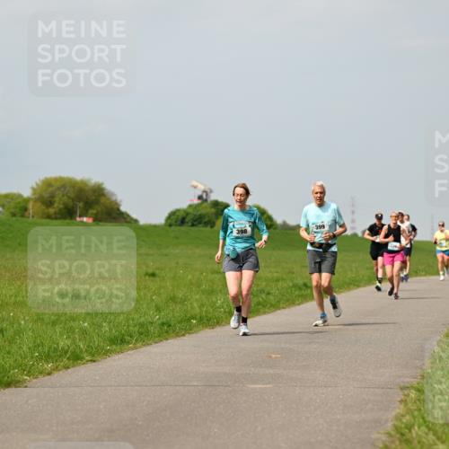 10.05.2026 - 8. Wedeler Halbmarathon Dr. Thomas Lammeyer http://msf.ph/oto/9706399 10.05.2026 11:57:50 Laufen 398, 399 meine-sportfotos.de
