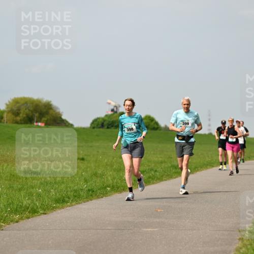10.05.2026 - 8. Wedeler Halbmarathon Dr. Thomas Lammeyer http://msf.ph/oto/9706402 10.05.2026 11:57:50 Laufen 398, 399 meine-sportfotos.de