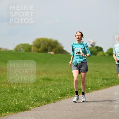 10.05.2026 - 8. Wedeler Halbmarathon Dr. Thomas Lammeyer http://msf.ph/oto/9706424 10.05.2026 11:57:52 Laufen 398, 399 meine-sportfotos.de