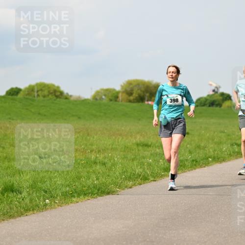 10.05.2026 - 8. Wedeler Halbmarathon Dr. Thomas Lammeyer http://msf.ph/oto/9706433 10.05.2026 11:57:52 Laufen 399, 398 meine-sportfotos.de