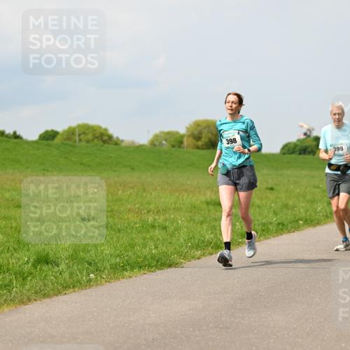 10.05.2026 - 8. Wedeler Halbmarathon Dr. Thomas Lammeyer http://msf.ph/oto/9706439 10.05.2026 11:57:52 Laufen 398, 399 meine-sportfotos.de