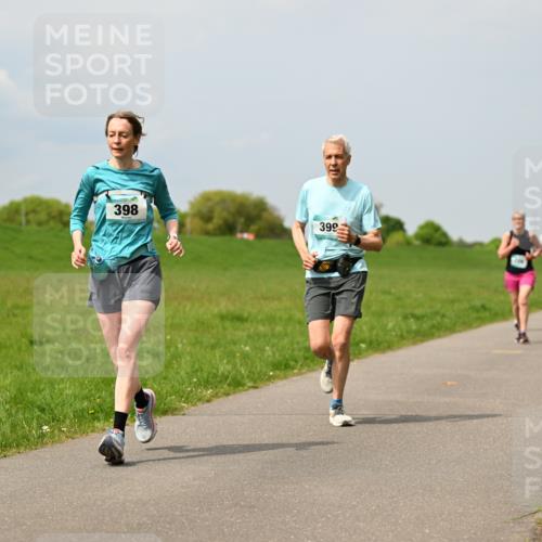 10.05.2026 - 8. Wedeler Halbmarathon Dr. Thomas Lammeyer http://msf.ph/oto/9706450 10.05.2026 11:57:54 Laufen 398, 399 meine-sportfotos.de