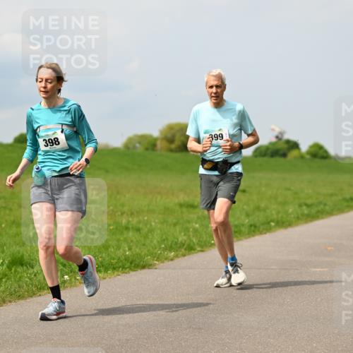 10.05.2026 - 8. Wedeler Halbmarathon Dr. Thomas Lammeyer http://msf.ph/oto/9706456 10.05.2026 11:57:54 Laufen 398, 399 meine-sportfotos.de
