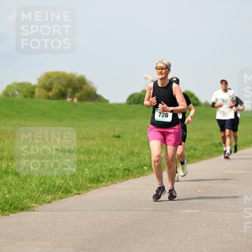 10.05.2026 - 8. Wedeler Halbmarathon Dr. Thomas Lammeyer http://msf.ph/oto/9706506 10.05.2026 11:57:57 Laufen 726 meine-sportfotos.de