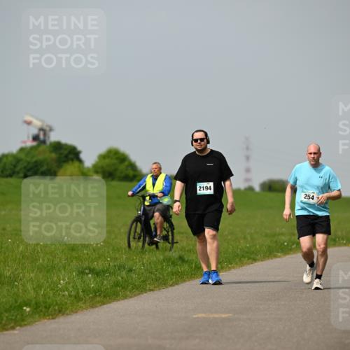 10.05.2026 - 8. Wedeler Halbmarathon Dr. Thomas Lammeyer http://msf.ph/oto/9706941 10.05.2026 11:58:35 Laufen 2194, 254, 2221 meine-sportfotos.de