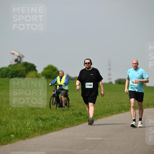 10.05.2026 - 8. Wedeler Halbmarathon Dr. Thomas Lammeyer http://msf.ph/oto/9706950 10.05.2026 11:58:35 Laufen 2194, 254, 2221 meine-sportfotos.de