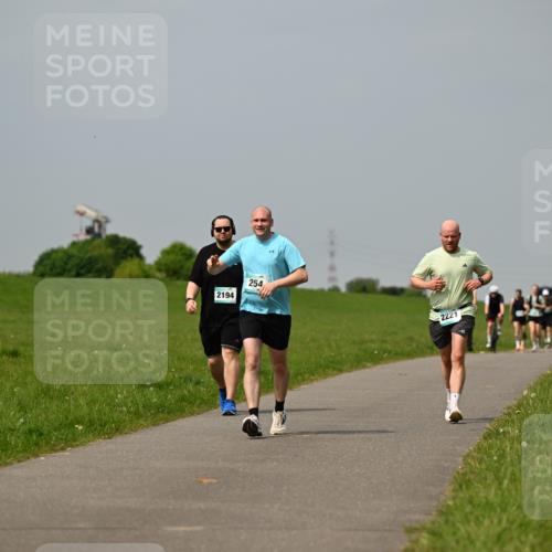 10.05.2026 - 8. Wedeler Halbmarathon Dr. Thomas Lammeyer http://msf.ph/oto/9706975 10.05.2026 11:58:37 Laufen 2194, 254, 2221 meine-sportfotos.de