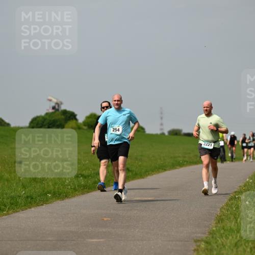 10.05.2026 - 8. Wedeler Halbmarathon Dr. Thomas Lammeyer http://msf.ph/oto/9706980 10.05.2026 11:58:38 Laufen 254, 2221 meine-sportfotos.de