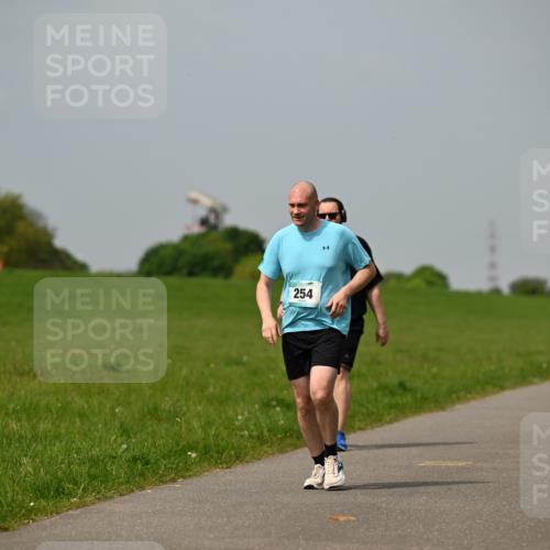 10.05.2026 - 8. Wedeler Halbmarathon Dr. Thomas Lammeyer http://msf.ph/oto/9706988 10.05.2026 11:58:38 Laufen 254, 2221 meine-sportfotos.de