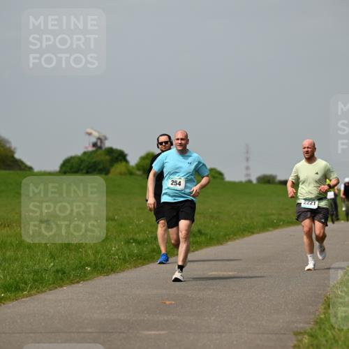 10.05.2026 - 8. Wedeler Halbmarathon Dr. Thomas Lammeyer http://msf.ph/oto/9706990 10.05.2026 11:58:38 Laufen 254, 2221 meine-sportfotos.de