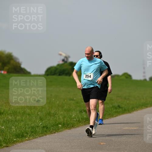 10.05.2026 - 8. Wedeler Halbmarathon Dr. Thomas Lammeyer http://msf.ph/oto/9706994 10.05.2026 11:58:38 Laufen 254, 2221 meine-sportfotos.de