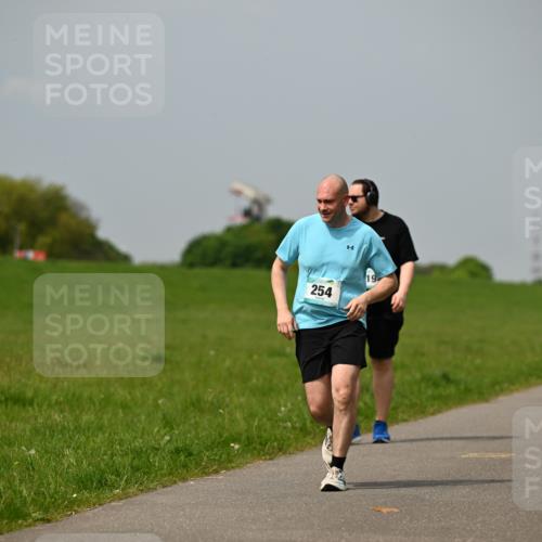 10.05.2026 - 8. Wedeler Halbmarathon Dr. Thomas Lammeyer http://msf.ph/oto/9706996 10.05.2026 11:58:39 Laufen 254, 2221 meine-sportfotos.de