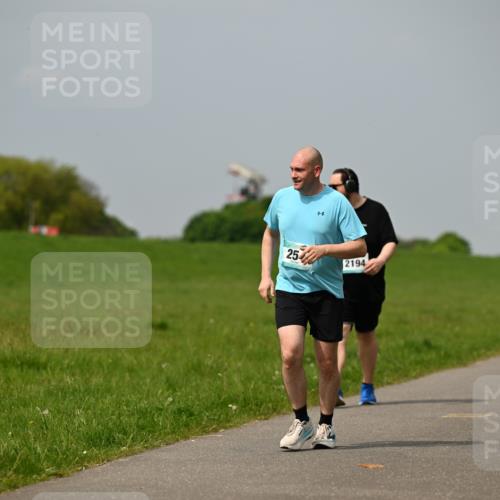 10.05.2026 - 8. Wedeler Halbmarathon Dr. Thomas Lammeyer http://msf.ph/oto/9706999 10.05.2026 11:58:39 Laufen 2194, 2221 meine-sportfotos.de