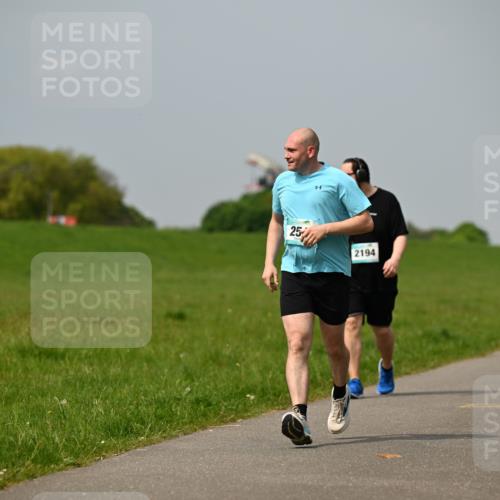 10.05.2026 - 8. Wedeler Halbmarathon Dr. Thomas Lammeyer http://msf.ph/oto/9707001 10.05.2026 11:58:39 Laufen 2194, 2221 meine-sportfotos.de