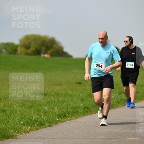 10.05.2026 - 8. Wedeler Halbmarathon Dr. Thomas Lammeyer http://msf.ph/oto/9707003 10.05.2026 11:58:39 Laufen 254, 2194 meine-sportfotos.de