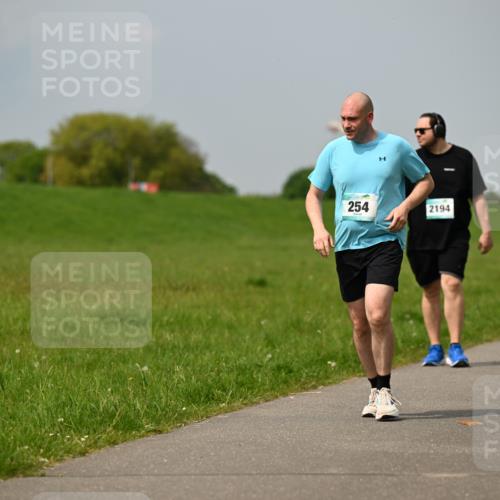 10.05.2026 - 8. Wedeler Halbmarathon Dr. Thomas Lammeyer http://msf.ph/oto/9707007 10.05.2026 11:58:39 Laufen 254, 2194 meine-sportfotos.de