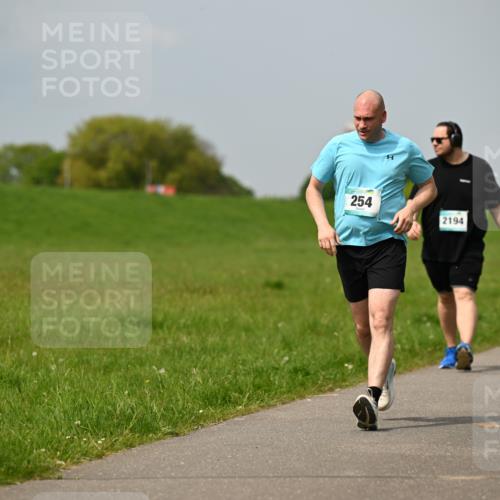10.05.2026 - 8. Wedeler Halbmarathon Dr. Thomas Lammeyer http://msf.ph/oto/9707011 10.05.2026 11:58:39 Laufen 254, 2194 meine-sportfotos.de