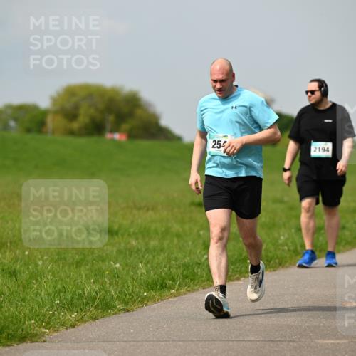 10.05.2026 - 8. Wedeler Halbmarathon Dr. Thomas Lammeyer http://msf.ph/oto/9707014 10.05.2026 11:58:40 Laufen 254, 2194 meine-sportfotos.de
