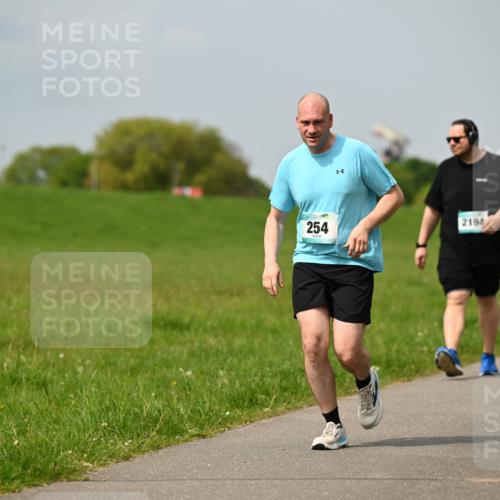 10.05.2026 - 8. Wedeler Halbmarathon Dr. Thomas Lammeyer http://msf.ph/oto/9707016 10.05.2026 11:58:40 Laufen 254, 2194 meine-sportfotos.de