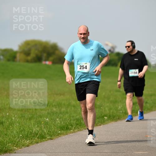 10.05.2026 - 8. Wedeler Halbmarathon Dr. Thomas Lammeyer http://msf.ph/oto/9707018 10.05.2026 11:58:40 Laufen 254, 2194 meine-sportfotos.de