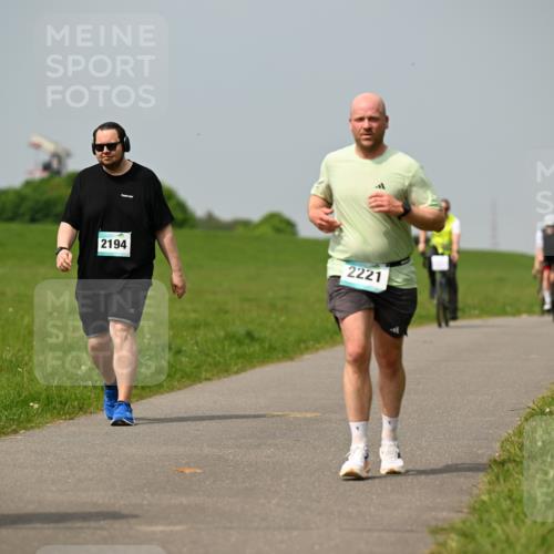 10.05.2026 - 8. Wedeler Halbmarathon Dr. Thomas Lammeyer http://msf.ph/oto/9707020 10.05.2026 11:58:40 Laufen 2194, 2221 meine-sportfotos.de