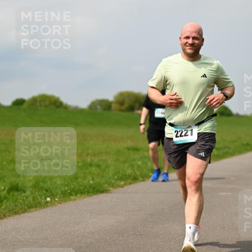10.05.2026 - 8. Wedeler Halbmarathon Dr. Thomas Lammeyer http://msf.ph/oto/9707059 10.05.2026 11:58:44 Laufen 2221 meine-sportfotos.de