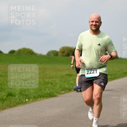 10.05.2026 - 8. Wedeler Halbmarathon Dr. Thomas Lammeyer http://msf.ph/oto/9707061 10.05.2026 11:58:44 Laufen 2221 meine-sportfotos.de