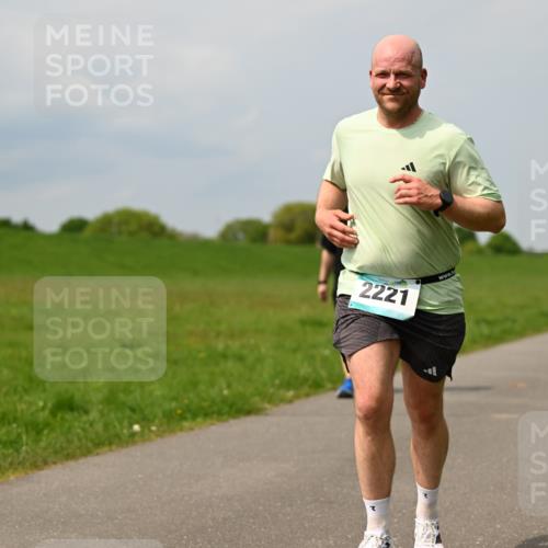 10.05.2026 - 8. Wedeler Halbmarathon Dr. Thomas Lammeyer http://msf.ph/oto/9707065 10.05.2026 11:58:44 Laufen 2221 meine-sportfotos.de