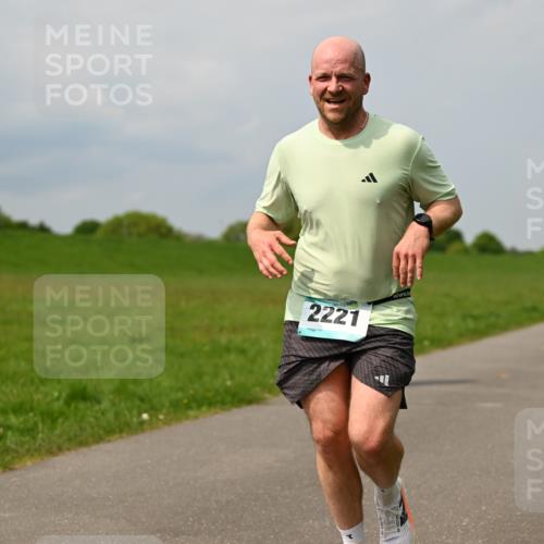 10.05.2026 - 8. Wedeler Halbmarathon Dr. Thomas Lammeyer http://msf.ph/oto/9707070 10.05.2026 11:58:44 Laufen 49123, 2221 meine-sportfotos.de