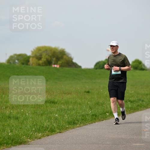 10.05.2026 - 8. Wedeler Halbmarathon Dr. Thomas Lammeyer http://msf.ph/oto/9707294 10.05.2026 11:59:08 Laufen 2173, 1039 meine-sportfotos.de