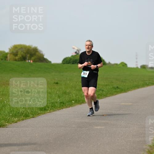 10.05.2026 - 8. Wedeler Halbmarathon Dr. Thomas Lammeyer http://msf.ph/oto/9707543 10.05.2026 11:59:30 Laufen 311 meine-sportfotos.de