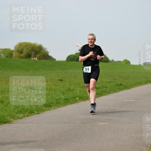 10.05.2026 - 8. Wedeler Halbmarathon Dr. Thomas Lammeyer http://msf.ph/oto/9707547 10.05.2026 11:59:30 Laufen 311 meine-sportfotos.de