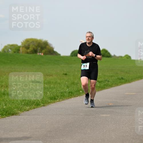 10.05.2026 - 8. Wedeler Halbmarathon Dr. Thomas Lammeyer http://msf.ph/oto/9707551 10.05.2026 11:59:30 Laufen 311 meine-sportfotos.de