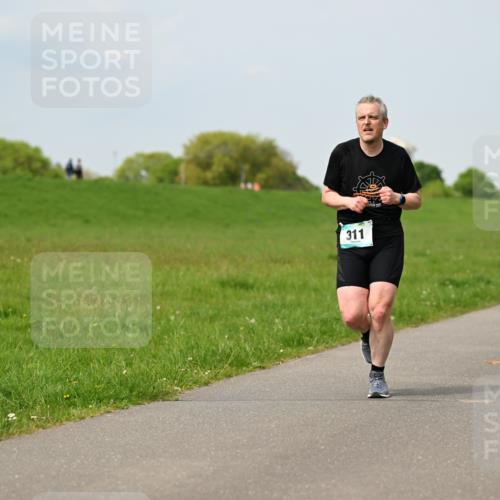 10.05.2026 - 8. Wedeler Halbmarathon Dr. Thomas Lammeyer http://msf.ph/oto/9707562 10.05.2026 11:59:31 Laufen 311 meine-sportfotos.de