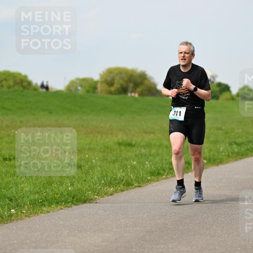 10.05.2026 - 8. Wedeler Halbmarathon Dr. Thomas Lammeyer http://msf.ph/oto/9707567 10.05.2026 11:59:31 Laufen 311 meine-sportfotos.de