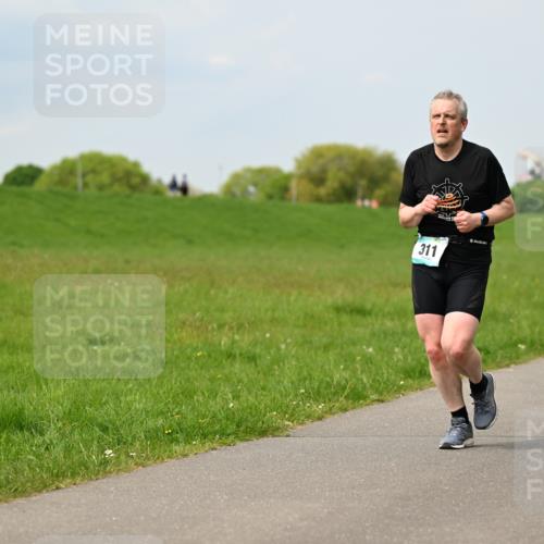 10.05.2026 - 8. Wedeler Halbmarathon Dr. Thomas Lammeyer http://msf.ph/oto/9707568 10.05.2026 11:59:32 Laufen 311 meine-sportfotos.de