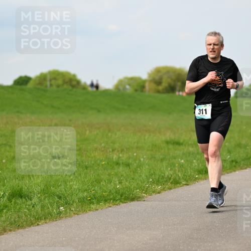 10.05.2026 - 8. Wedeler Halbmarathon Dr. Thomas Lammeyer http://msf.ph/oto/9707570 10.05.2026 11:59:32 Laufen 311 meine-sportfotos.de