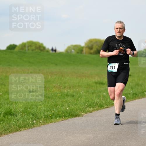 10.05.2026 - 8. Wedeler Halbmarathon Dr. Thomas Lammeyer http://msf.ph/oto/9707572 10.05.2026 11:59:32 Laufen 311 meine-sportfotos.de