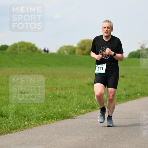 10.05.2026 - 8. Wedeler Halbmarathon Dr. Thomas Lammeyer http://msf.ph/oto/9707577 10.05.2026 11:59:32 Laufen 311 meine-sportfotos.de